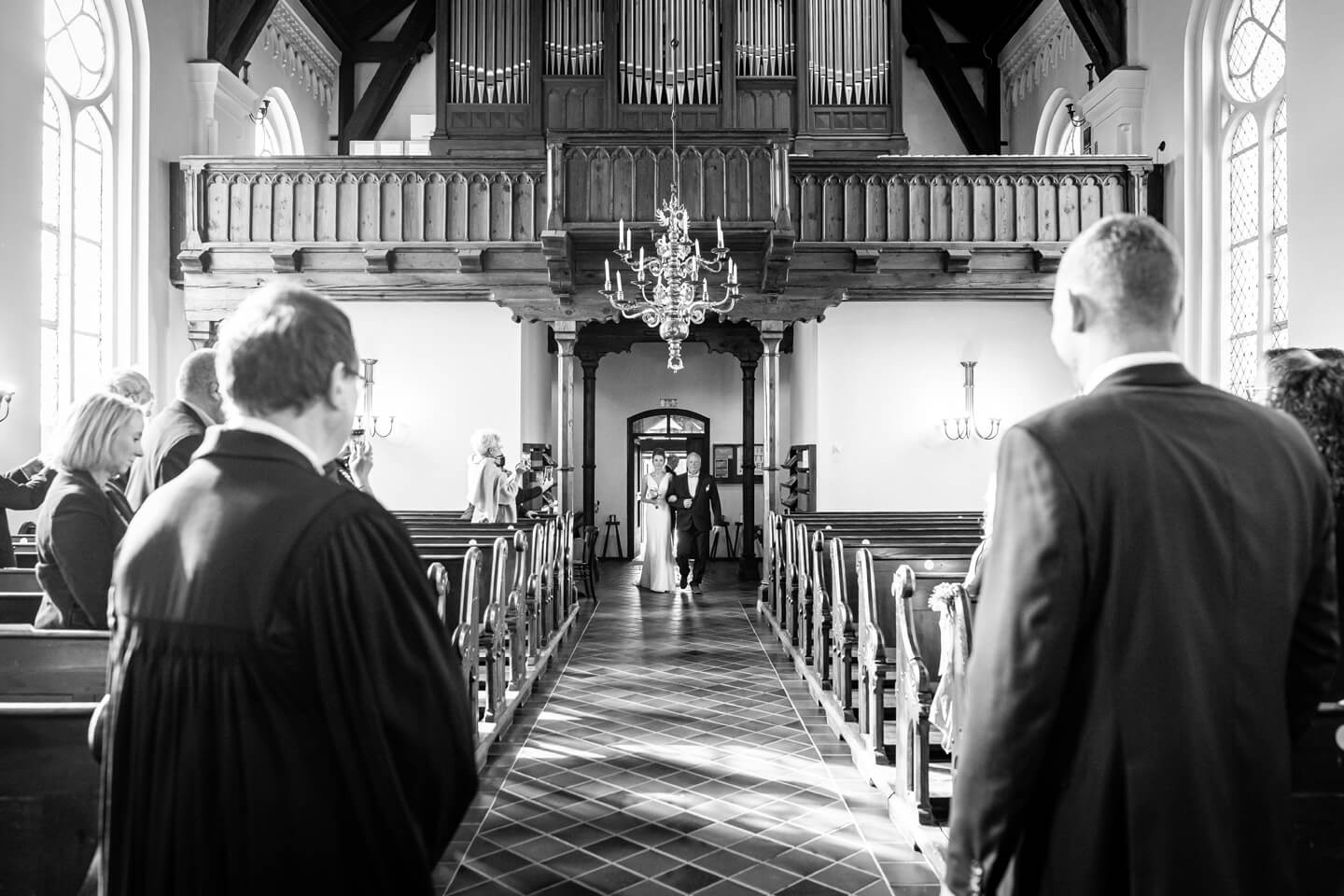 Einzug der Braut in die Michaeliskirche in Kaltenkirchen.