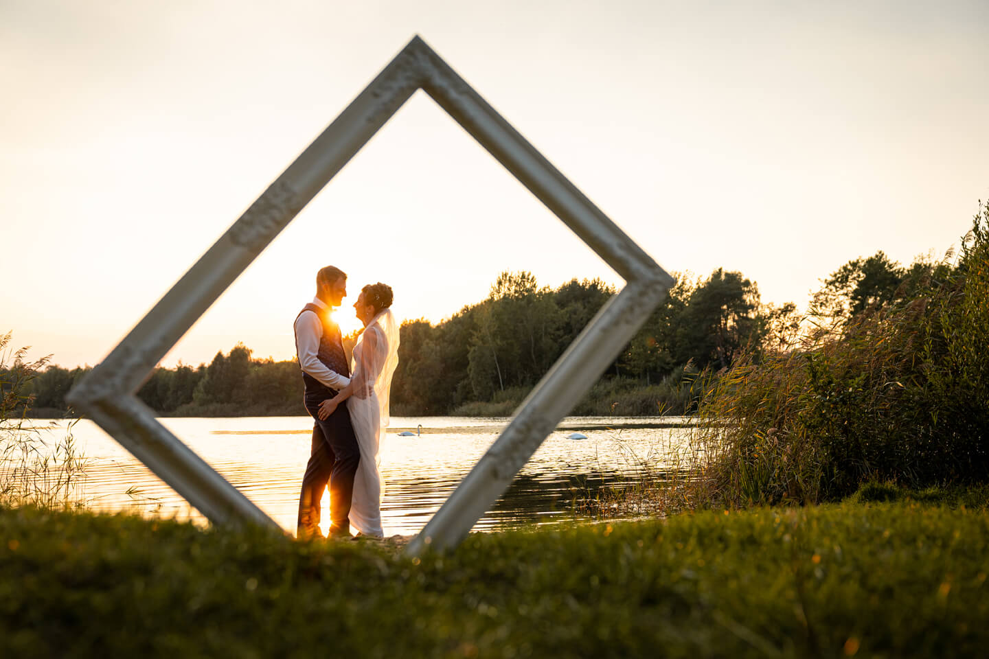 Hochzeitsfoto mit Bilderrahmen am See