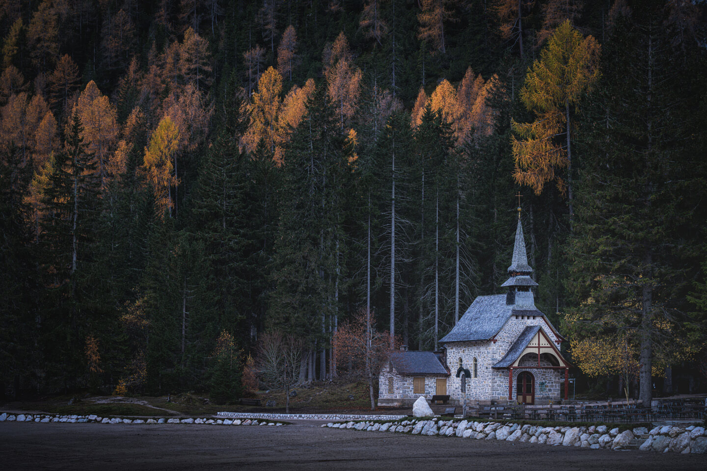 Kapelle am Pragser Wildsee im Herbst