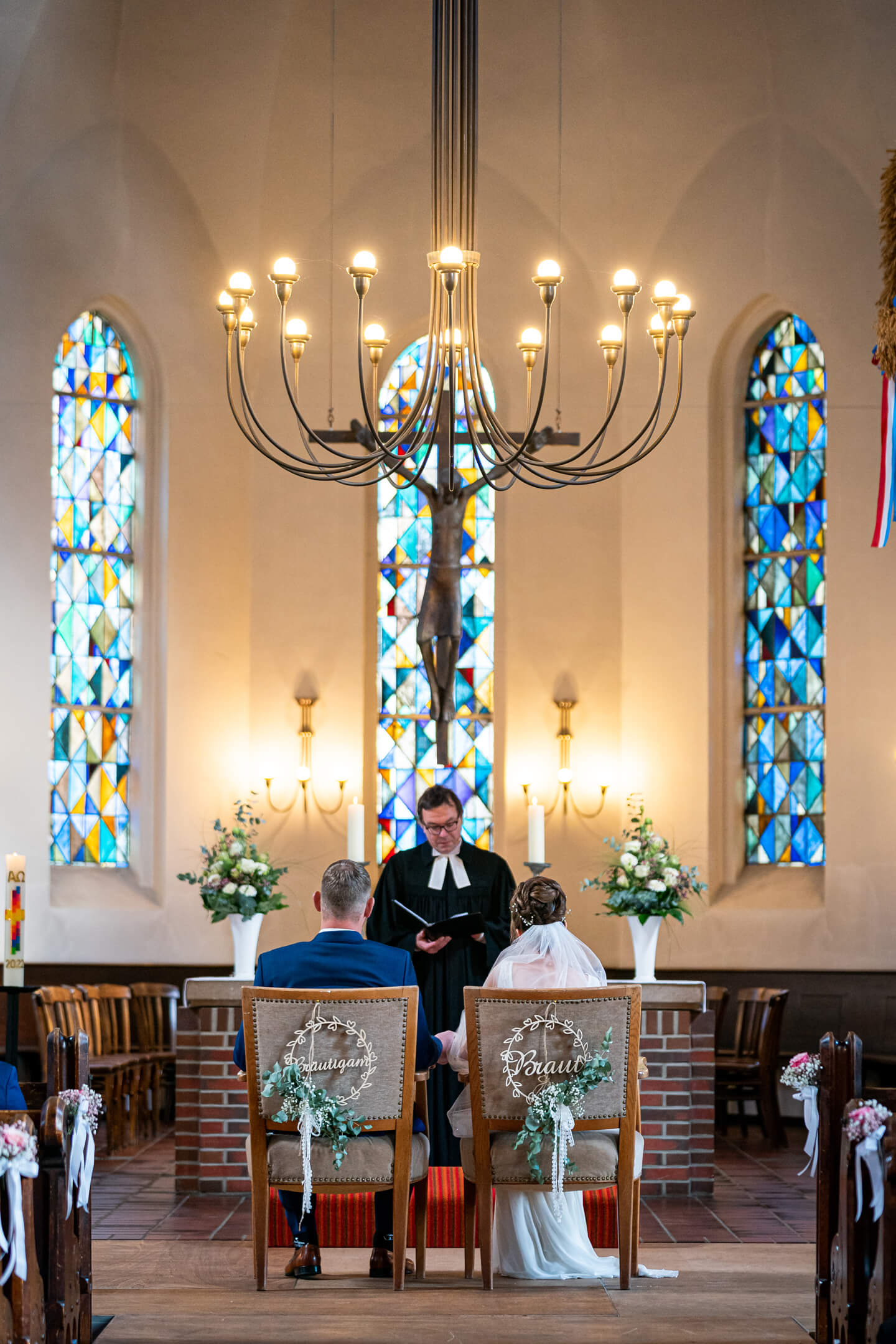 Pastor Petersen bei einer Trauung in der Michaeliskirche in Kaltenkirchen