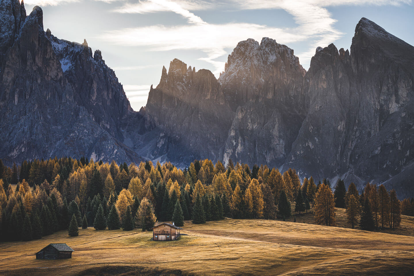 Einsame Hütte im Herbst auf der Seiser Alm in Südtirol.