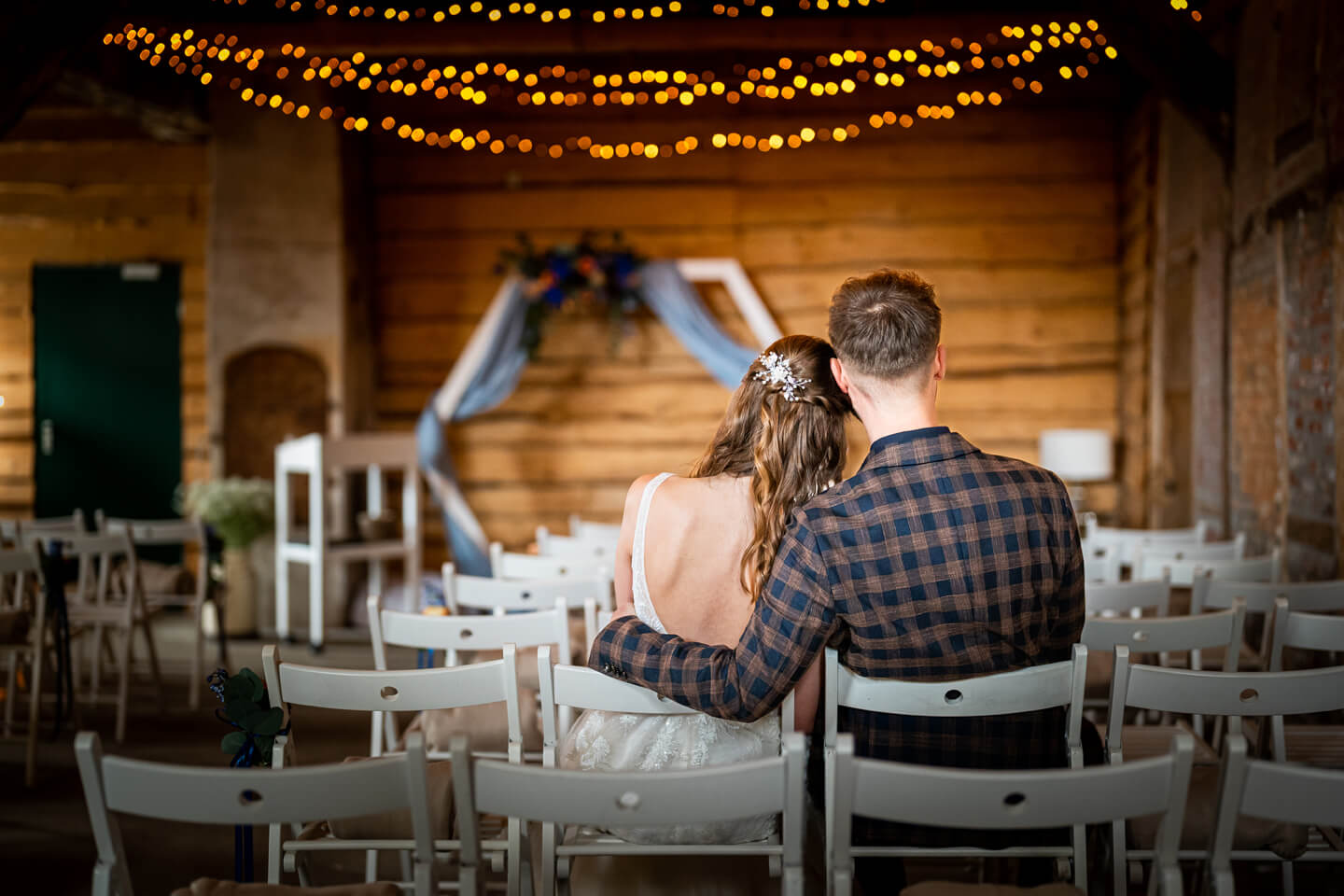 Hochzeitsfotograf Florian Läufer drückte hier bei einer Scheunenhochzeit auf den Auslöser seiner Kamera.