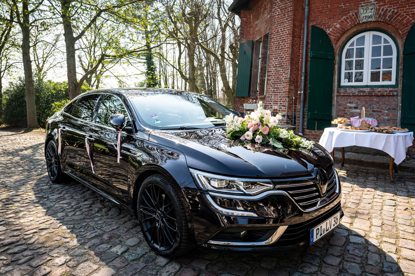 Geschmücktes Hochzeitsauto fotografiert von Florian Laeufer.