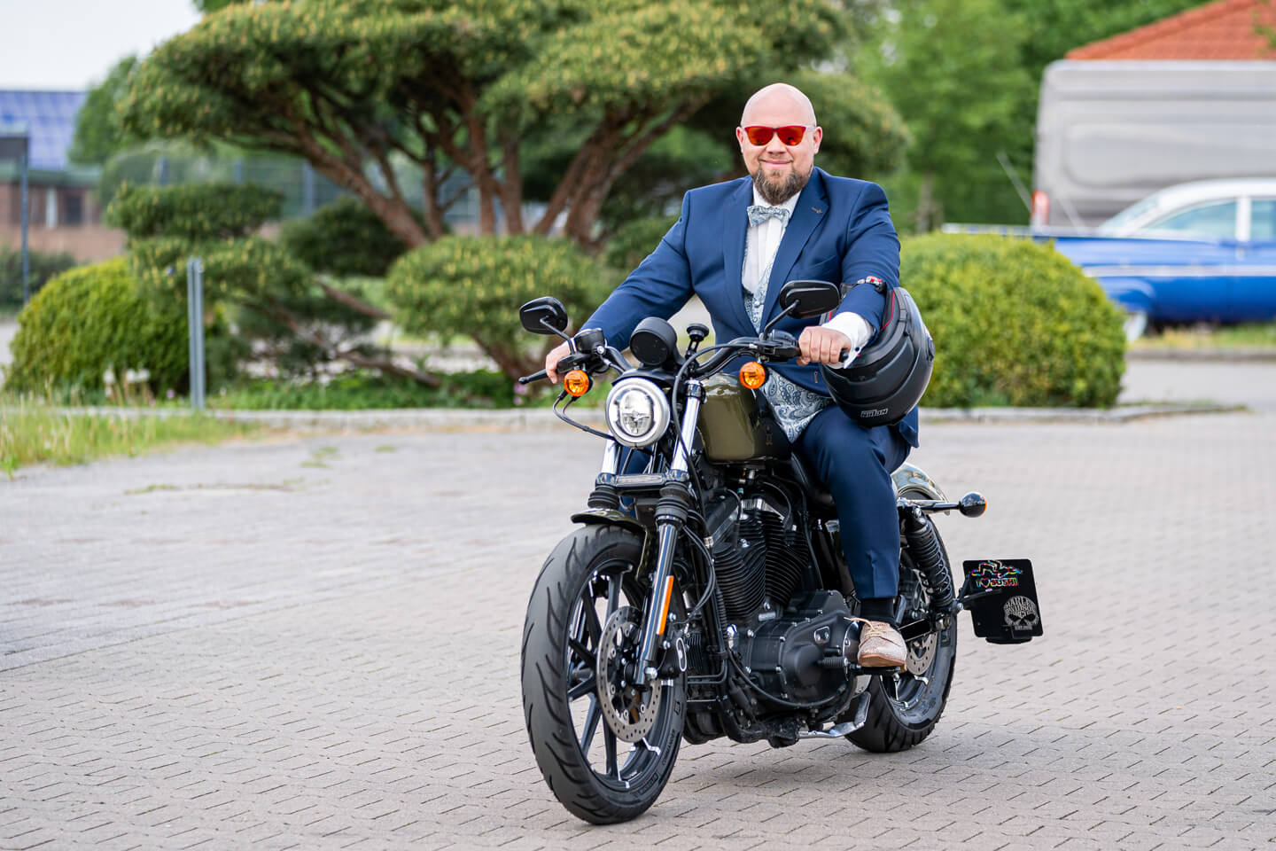 Bräutigam kommt mit Harley Davidson zur Hochzeit.