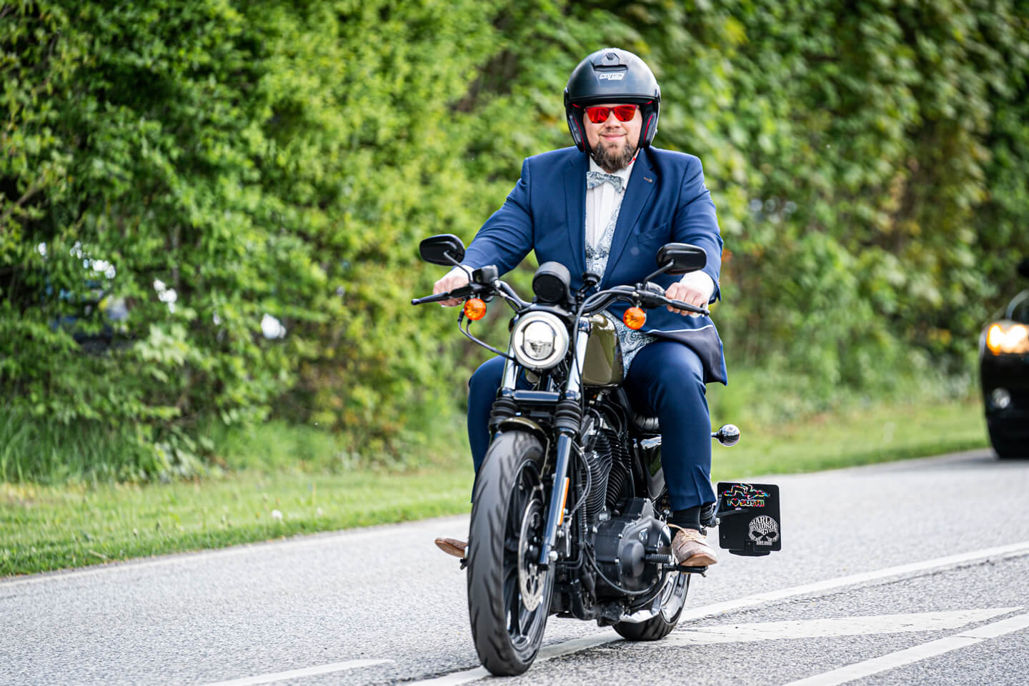 Mit dem Motorrad zur Hochzeit. Fotograf: Florian Läufer aus Hamburg.