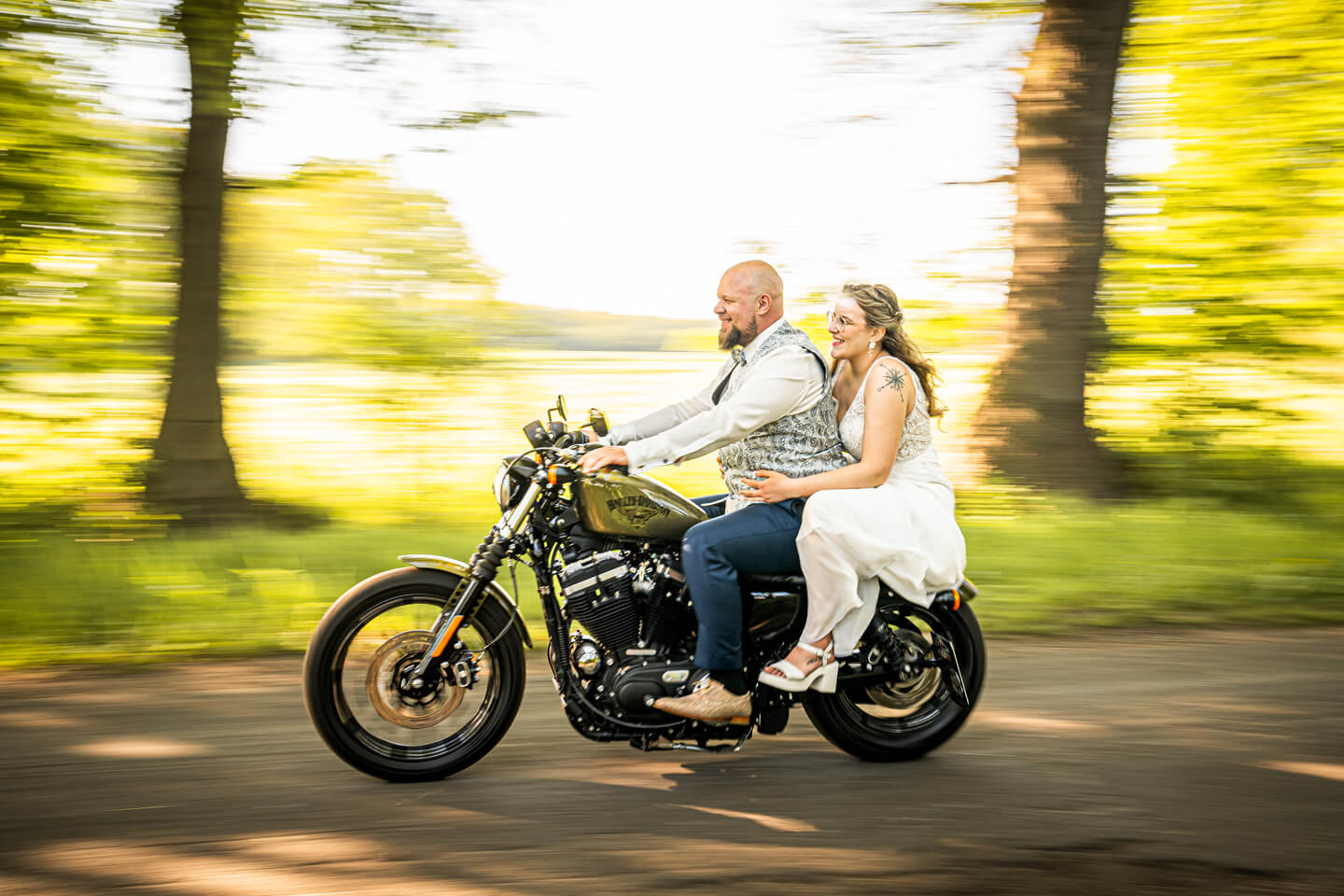 Hochzeitsfotograf Florian Läufer aus Hamburg fotografierte dieses Hochzeitspaar auf einer Harley Davidson.
