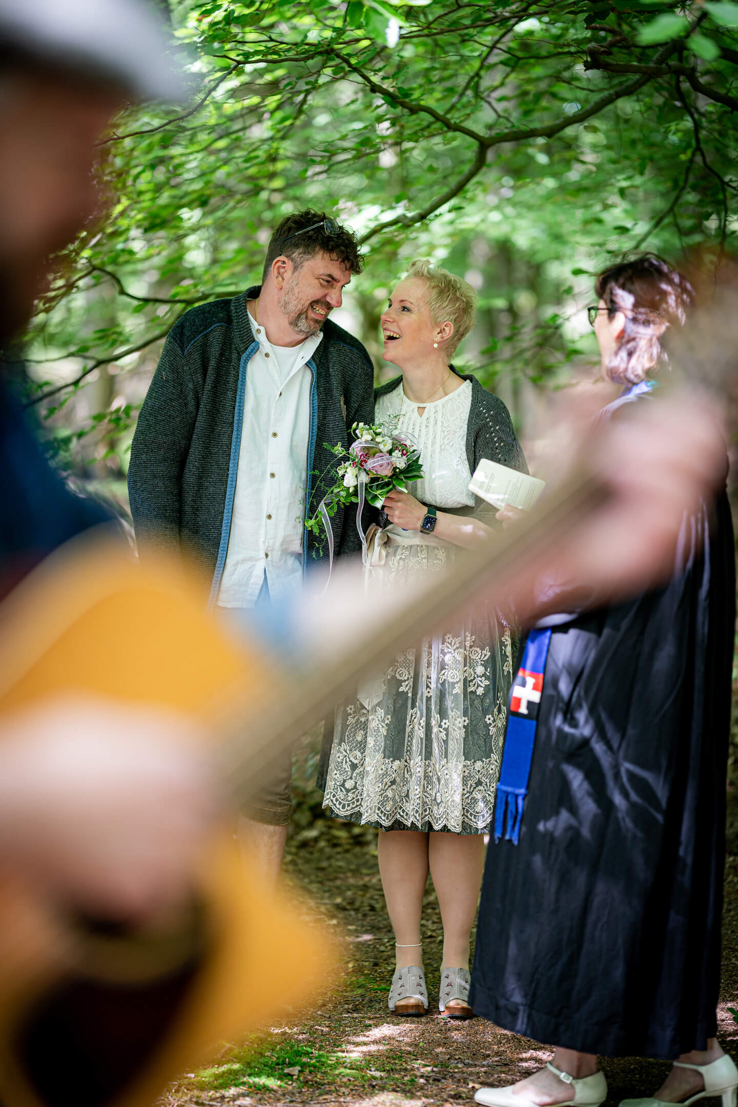 Hochzeit im Wald, das BRautpaar trägt bayerische Traditionskleidung.