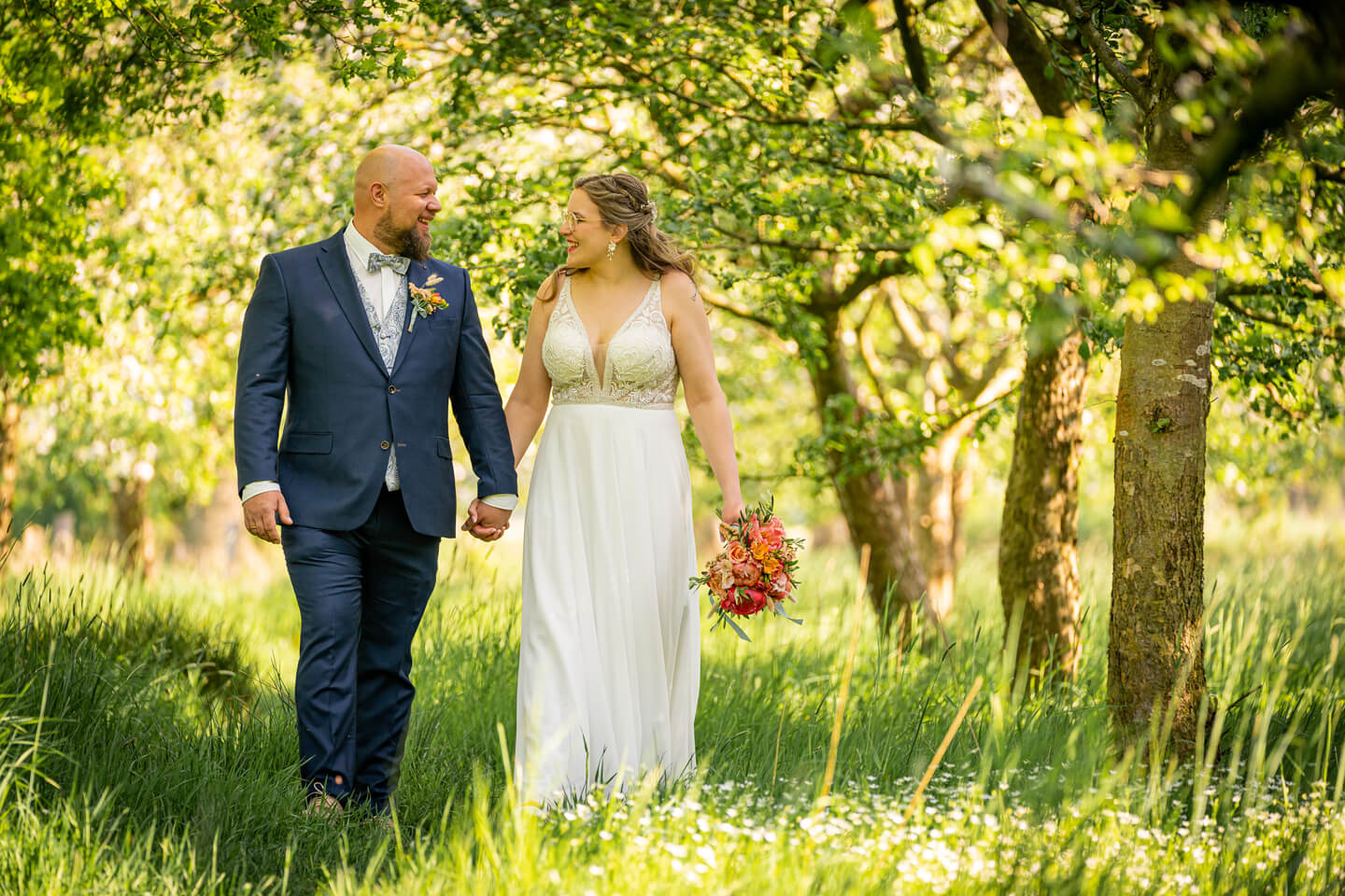 Hochzeitsshooting mit Fotograf Florian Läufer während der Apfelblüte.