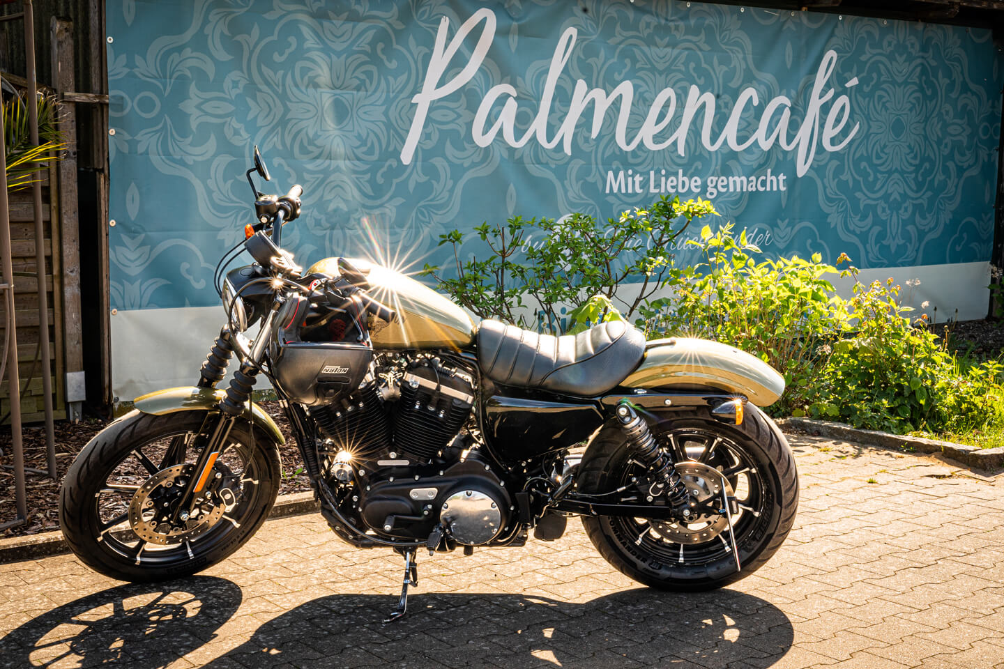 Harley Davidson vor dem Palmencafé Hasloh