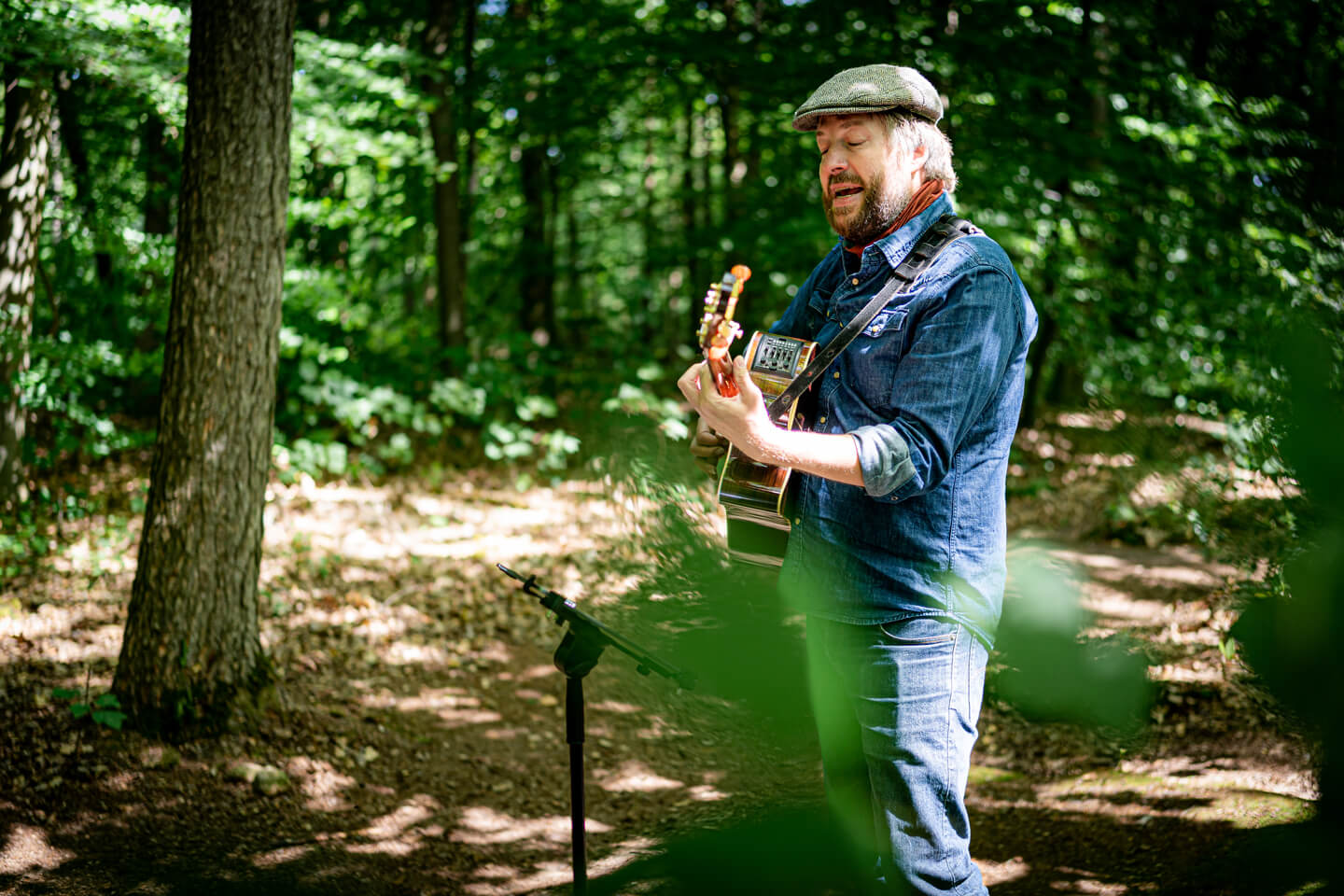 Jan Keßler singt und spielt Gitarre während einer Hochzeit im Friedwald.