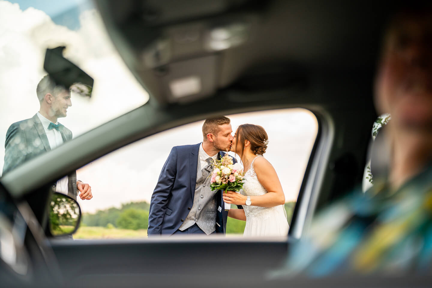 Witzige Hochzeitsfotos: Hier hat Hochzeitsfotograf Florian Läufer aus Hamburg durch ein vorbeikommendes Fahrzeug hindurch fotografiert.