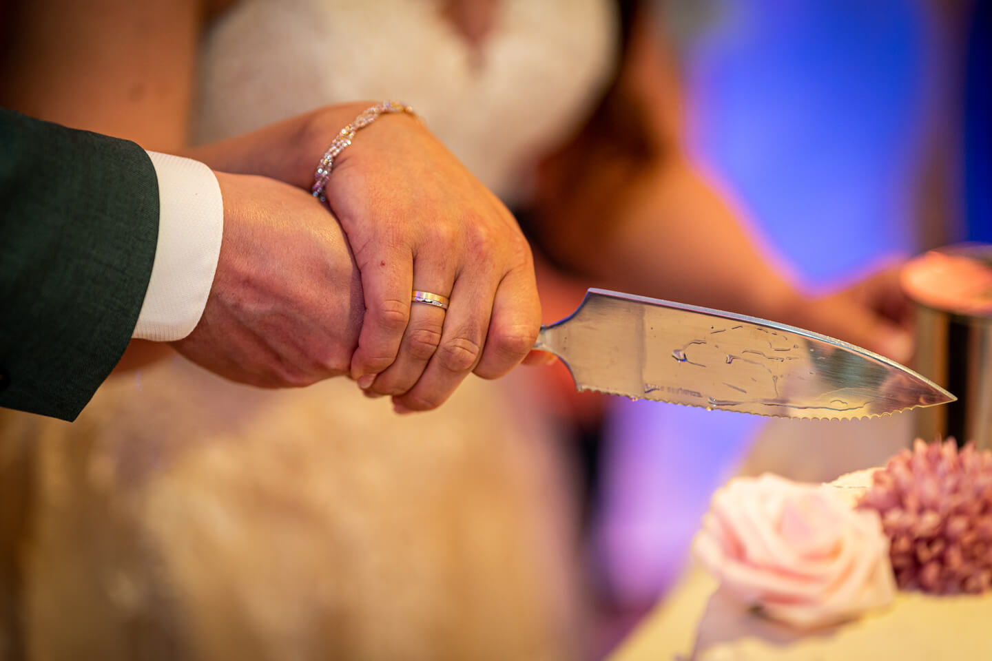 Wer hält die Hand oben beim Anschnitt der Hochzeitstorte?