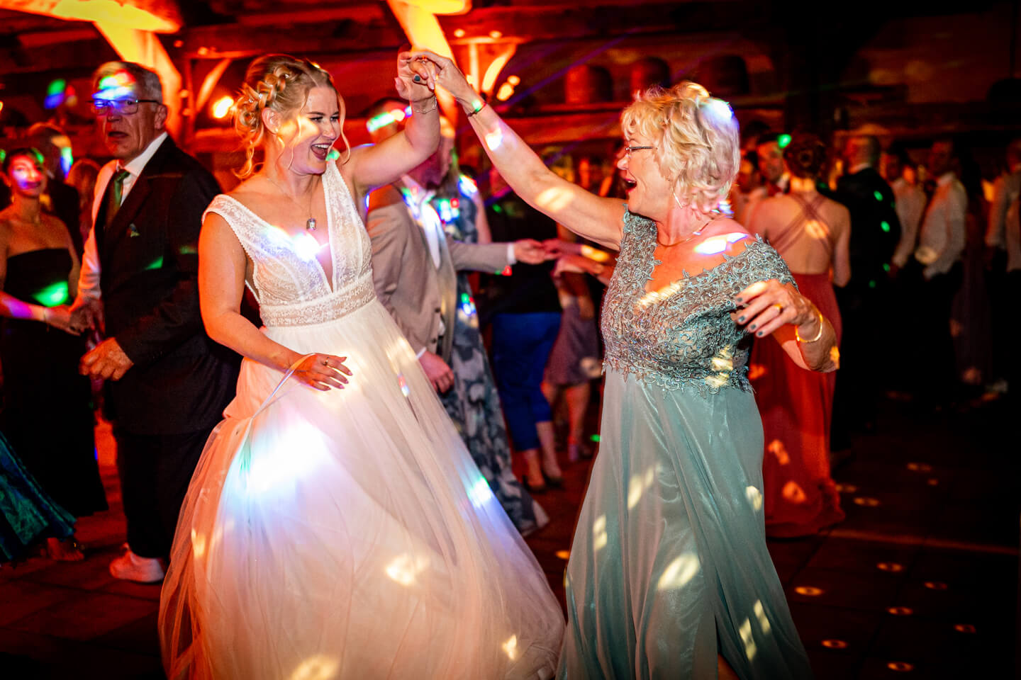 Braut und Brautmama tanzen auf der Tanzfläche.