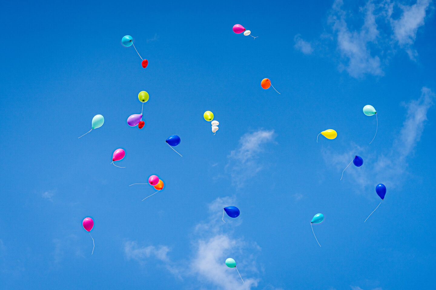 Bunte Luftballons zur Hochzeit steigen lassen.