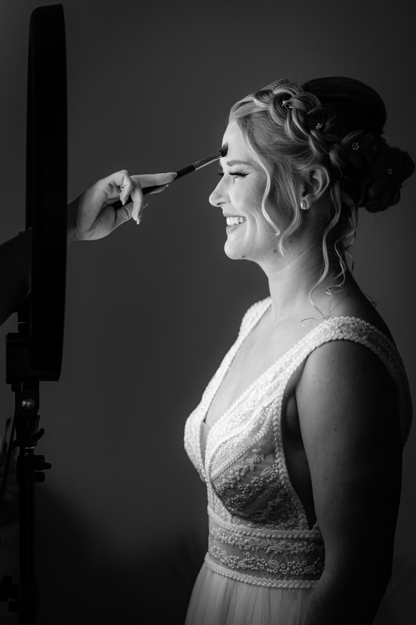 Hochzeitsfotograf Florian Läufer machte dieses professionelle Foto beim Getting Ready der Braut in Niedersachsen.