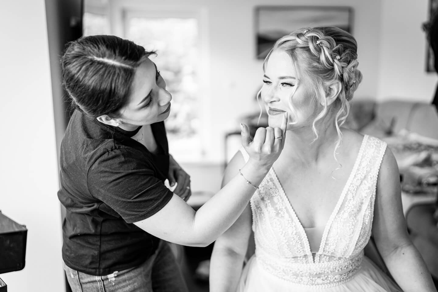 Schminken der Braut begleitet durch Fotograf Florian Läufer, der eine professionelle Hochzeitsreportage erstellte.
