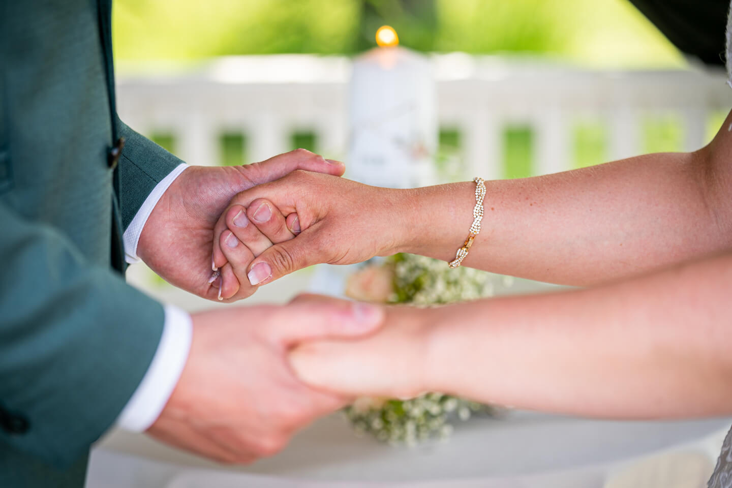 Hand halten bei der Hochzeit.