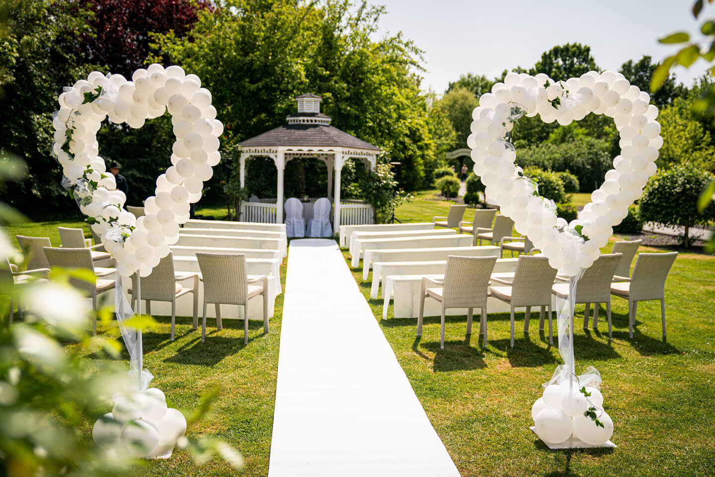 Als Hochzeitsfotograf muss man auch die Location fotografieren bevor die Gäste kommen. Hier vor einer freien Trauung auf der Wiese.
