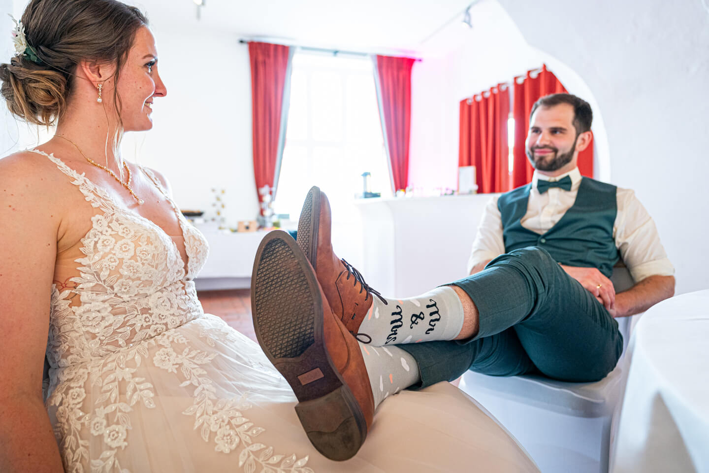 Witzige Socken zur Hochzeit tragen