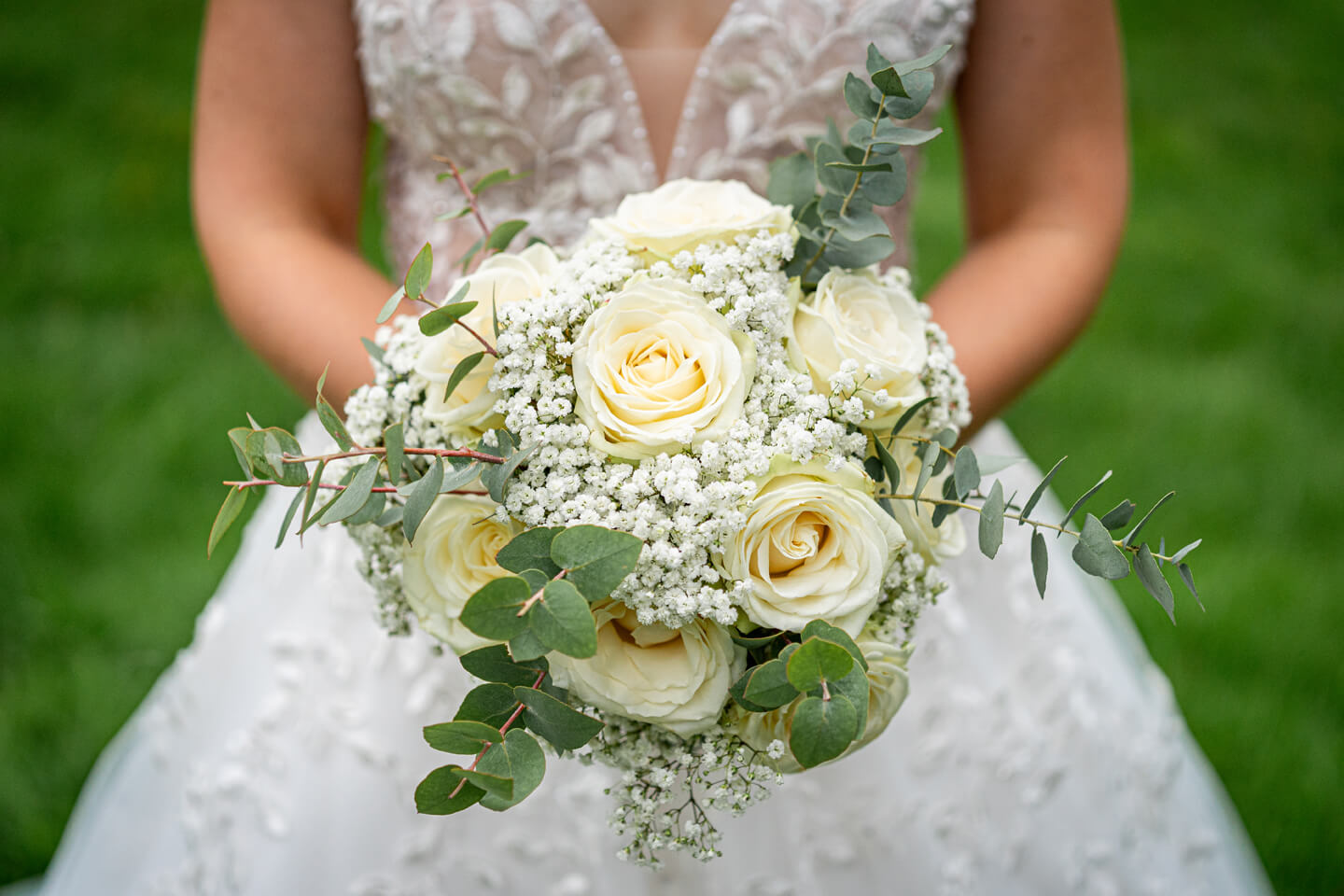 Brautstrauss mit weißen Rosen fotografiert von Florian Läufer.