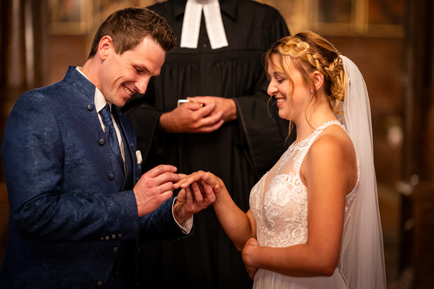 Ring aufstecken bei kirchliche Hochzeit im Meldorfer Dom in Schleswig-Holstein.