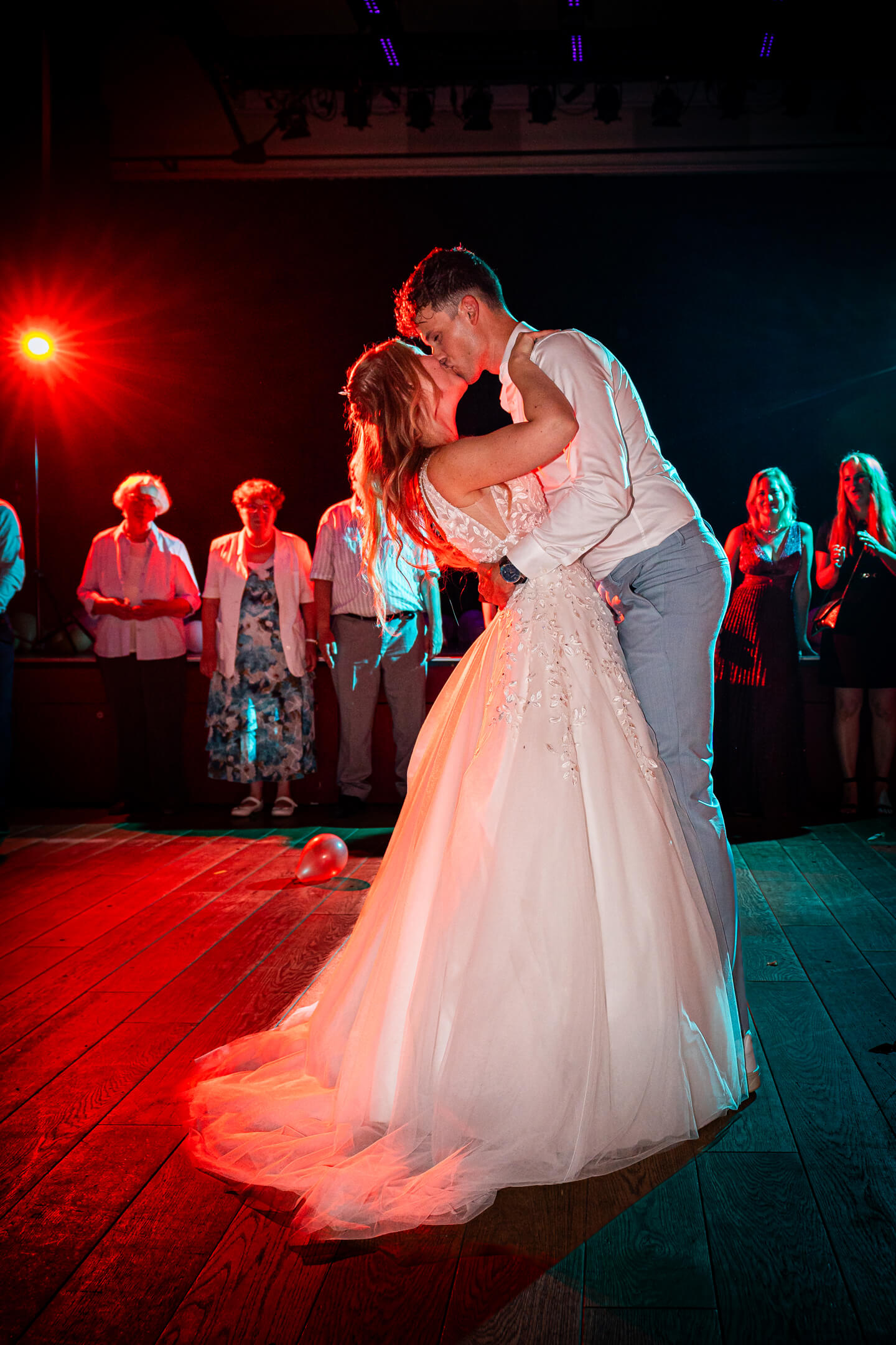 Kuss vom Brautpaar auf der Tanzfläche.