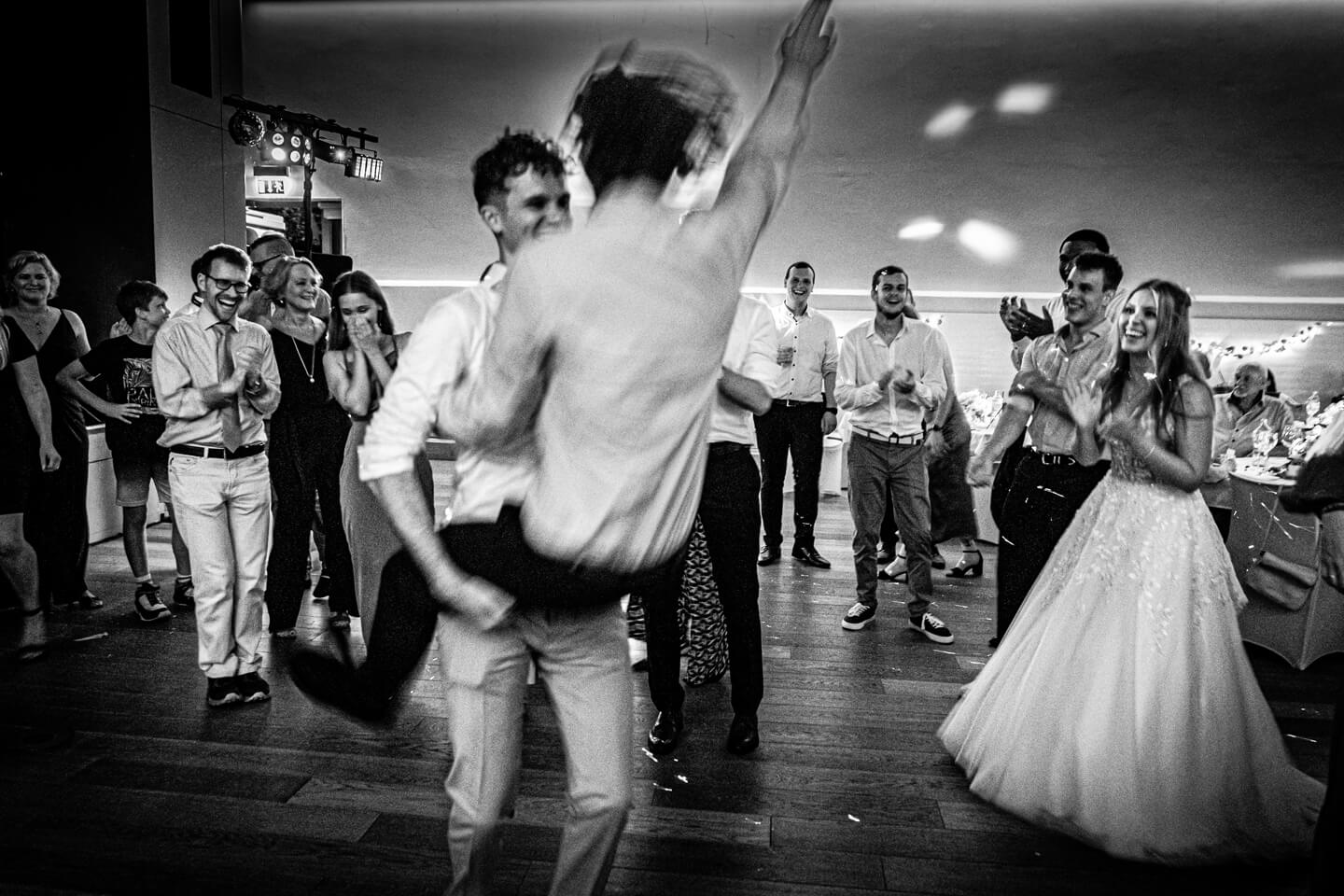 Hochzeitsparty ausgelassene Stimmung auf der Tanzfläche.