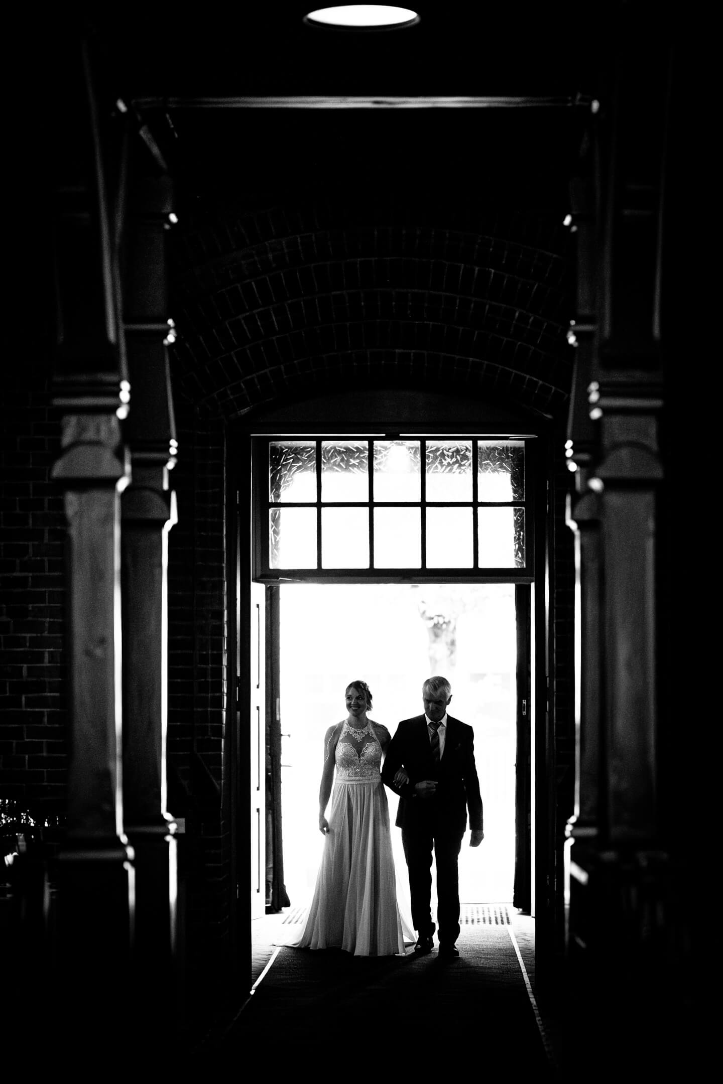 Einzug der Braut in Schwarzweiß fotografiert.
