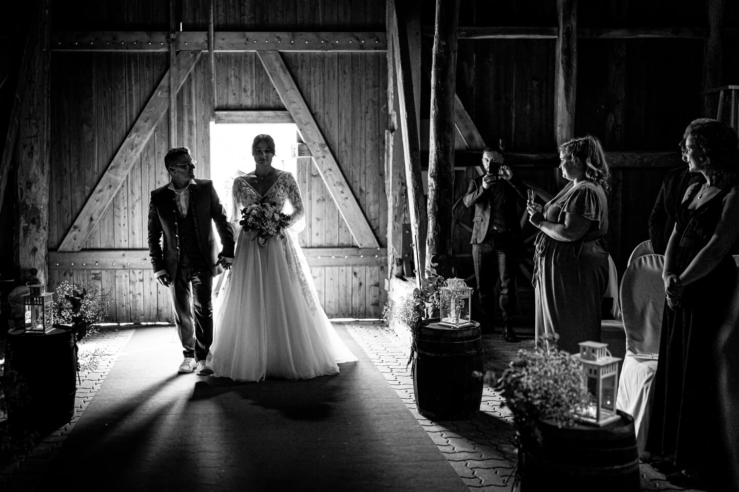 Braut tritt in die Scheune zur Hochzeit ein.