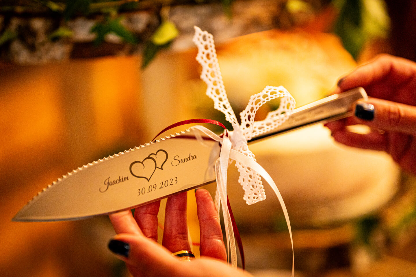 Tolles Foto! Tortenmesser mit Gravur für das Hochzeitspaar.