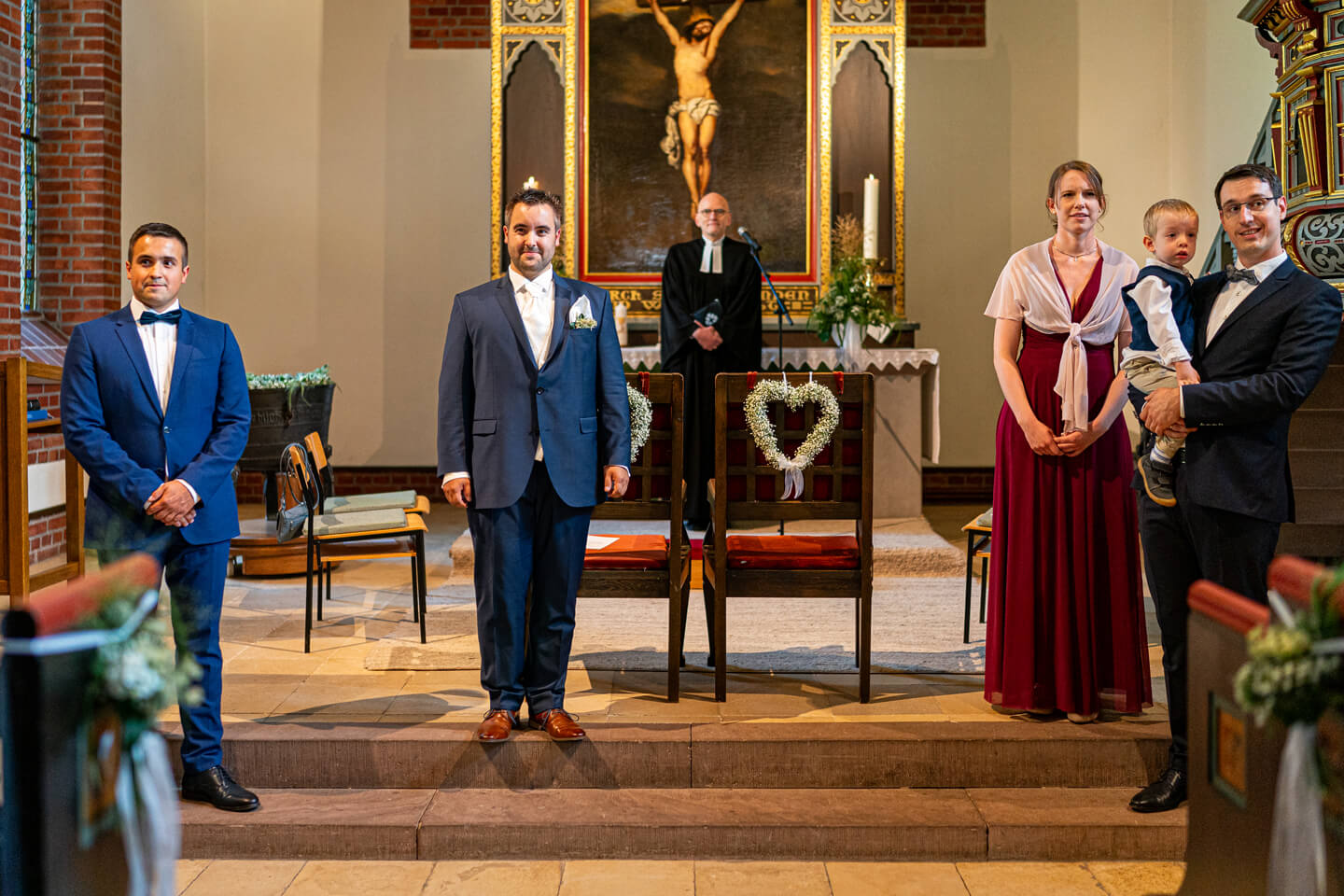 Bräutigam sieht seine Braut in die Kirche eintreten.