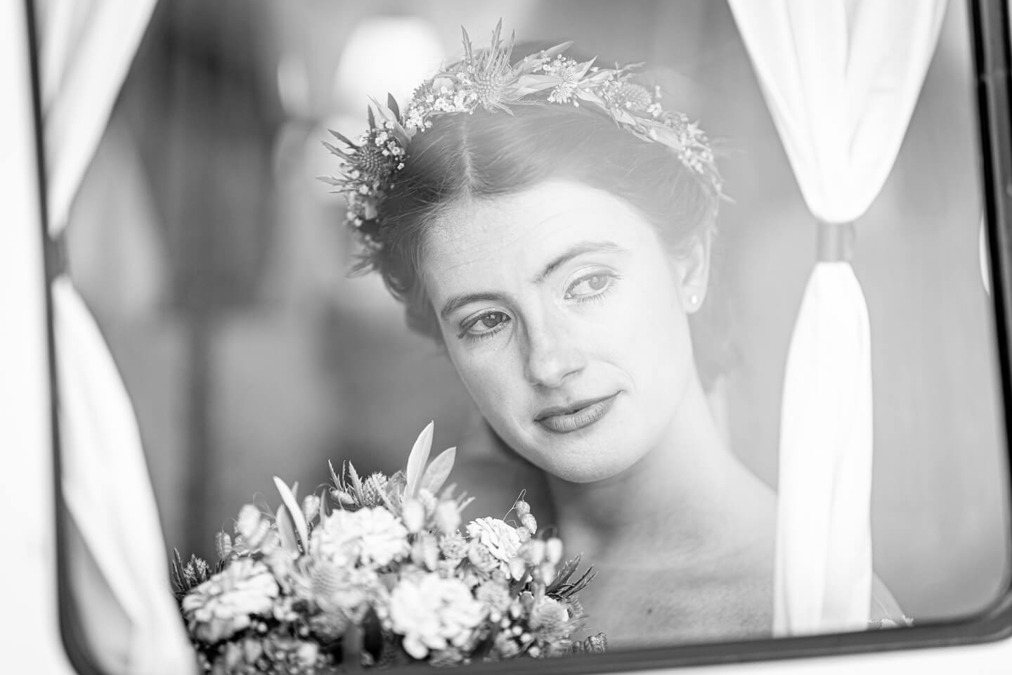 Hier wurde die Braut von Hochzeitsfotograf Florian Läufer durch die Scheibe des VW-Bullis fotografiert.