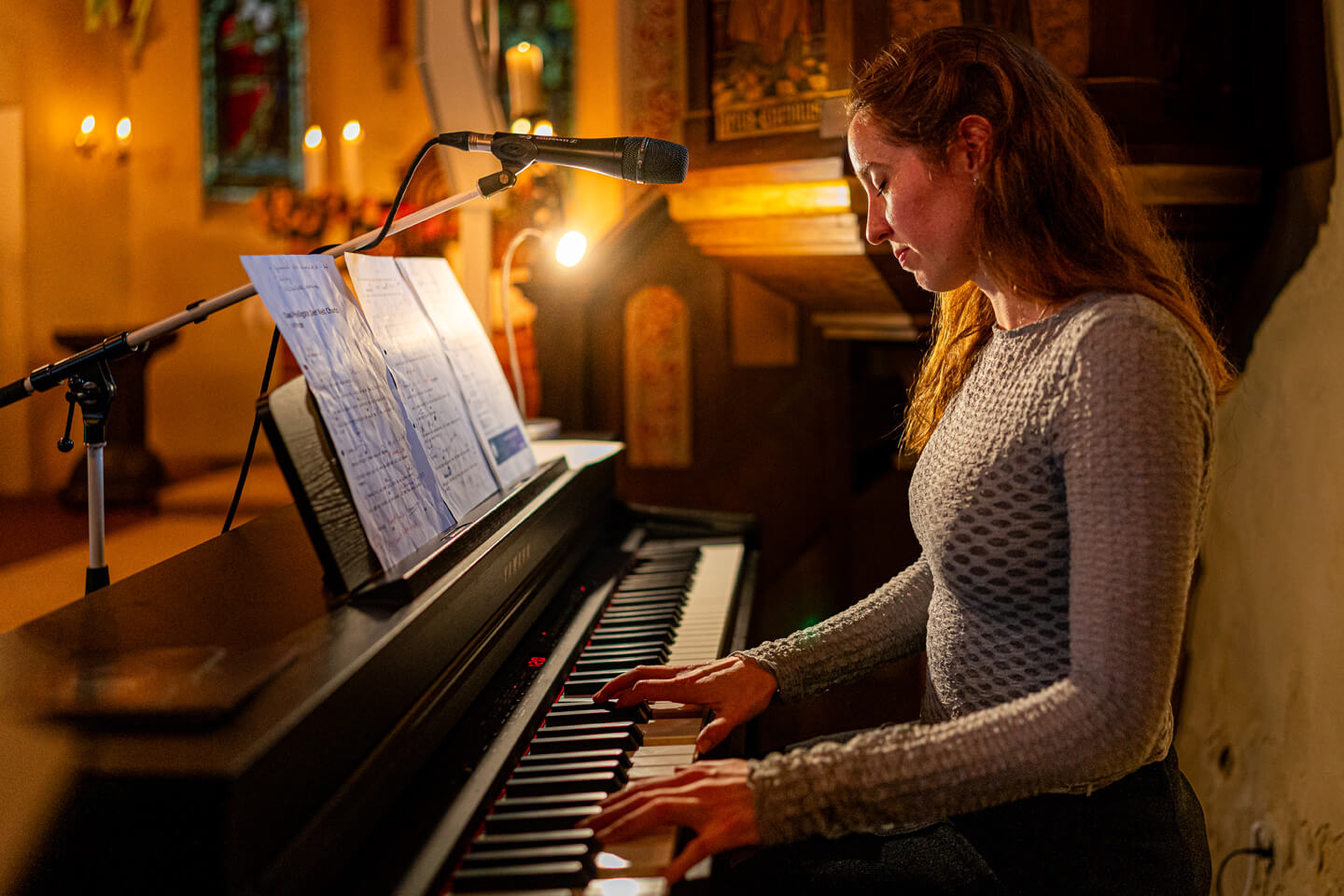 Piamistin Elisa Meyer-Bohe am Piano. Fotografiert von Hochzeitsfotograf Florian Läufer
