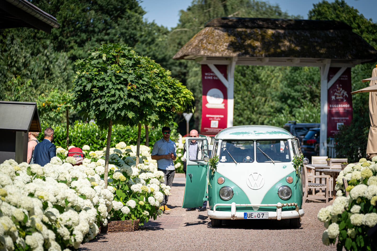 VW Bulli als Hochzeitsauto beim Eggershof in Soltau.